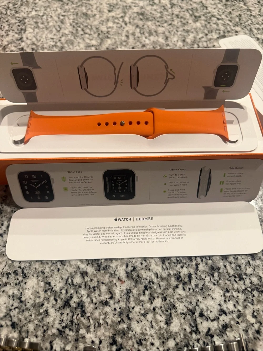 Her mès Apple Watch with Tour and Signature Bands with Boxes